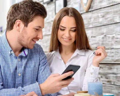 Couple-looking-phone